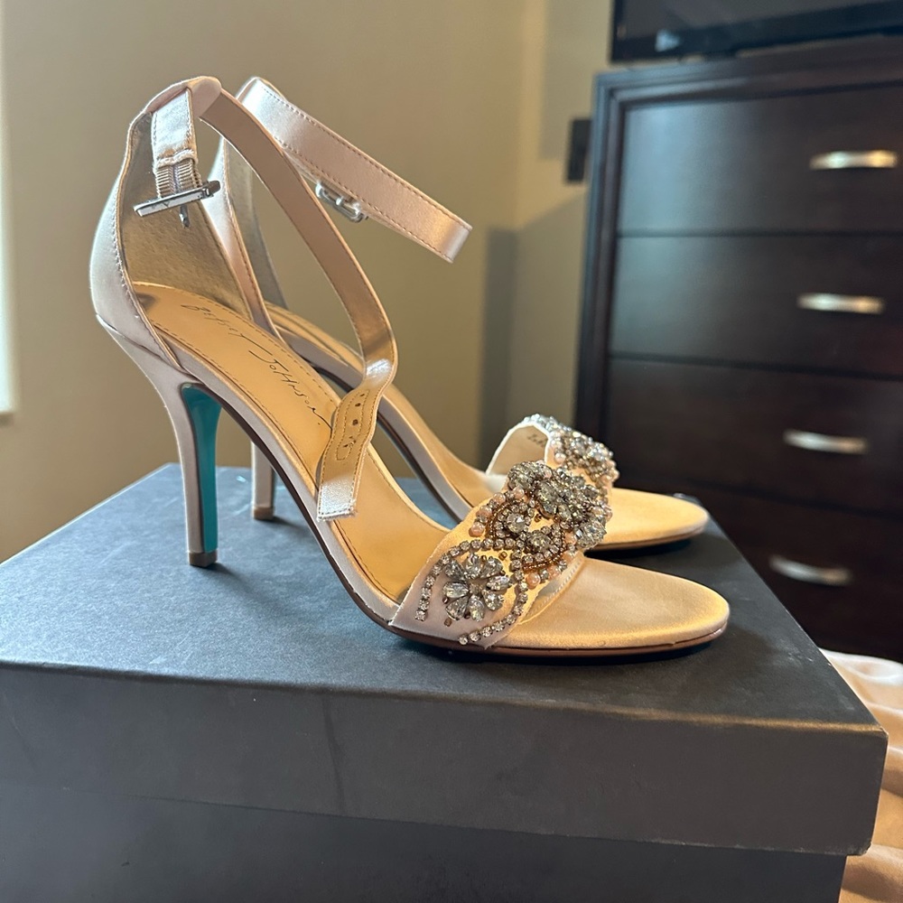 Brand new never used Betsy Johnson heels size 8